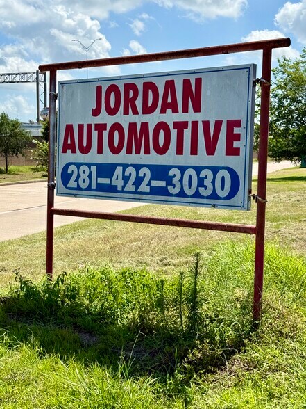 More Photos Of 108 Schilling St, Baytown Warehouse For Lease