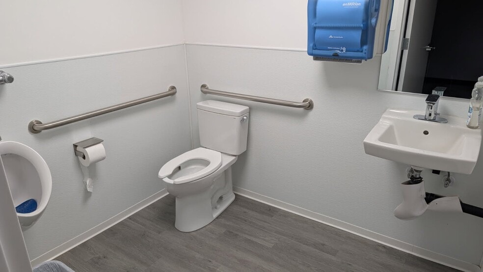 More Photos Of 3776 Riley St, San Diego Storefront For Lease