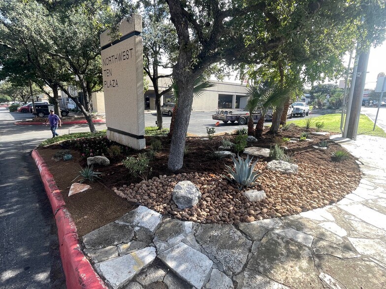 More Photos Of 459-599 Spencer Ln, San Antonio Unknown For Lease