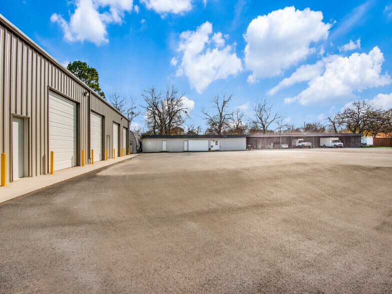 More Photos Of 708 E Hundley Dr, Lake Dallas Warehouse For Lease