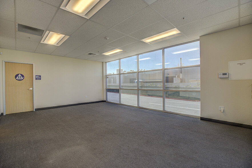 More Photos Of 8440 Rovana Cir, Sacramento Warehouse For Lease
