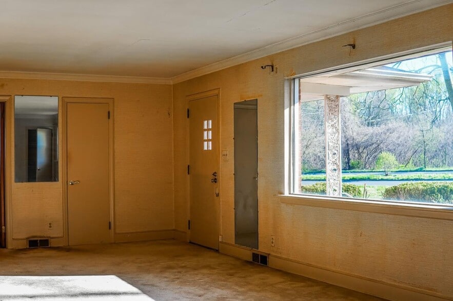 More Photos Of 4924 Freedom Dr, Charlotte Flex For Sale