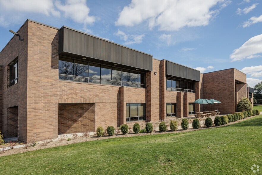 More Photos Of 400 Commerce Blvd, Carlstadt Warehouse For Lease