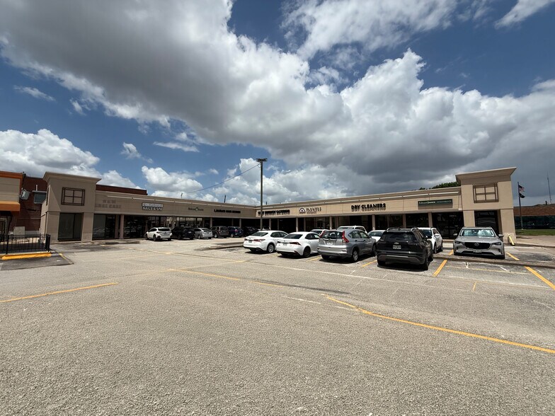 More Photos Of 5400 Bellaire Blvd, Bellaire Storefront For Lease
