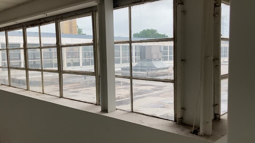 More Photos Of 1265 Hartrey Ave, Evanston Light Manufacturing For Lease