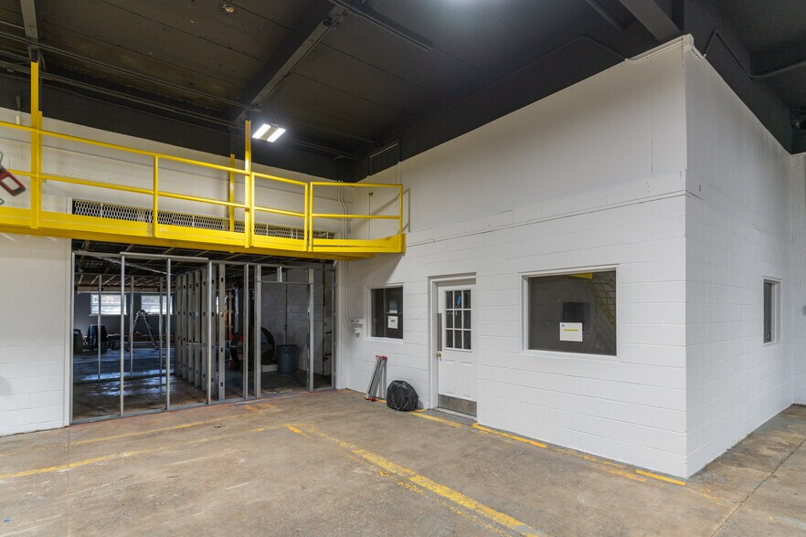More Photos Of 1918 W Virginia Ave, Crewe Warehouse For Lease