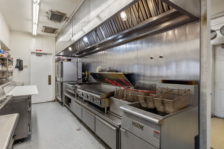 More Photos Of 2126 Broadway st, Malin Sports And Entertainment For Sale