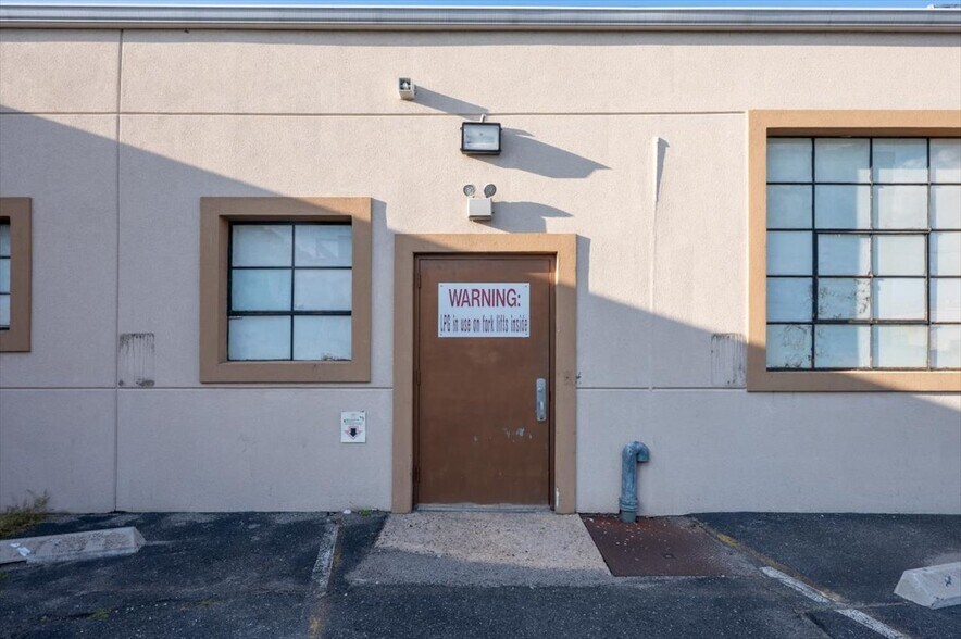 More Photos Of 36 Sylvester St, Westbury Manufacturing For Lease