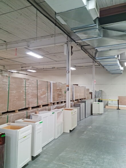 More Photos Of 6125-6185 Boul Métropolitain E, Montréal Warehouse For Sale