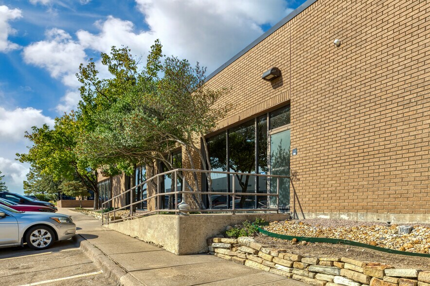 More Photos Of 1610 Corporate Ct, Irving Office For Lease