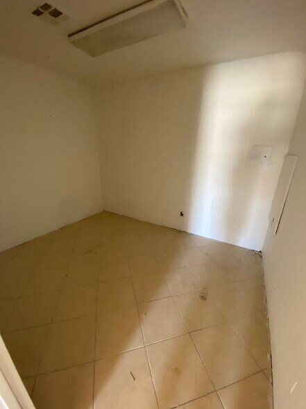 More Photos Of 1700 S K St, Tulare Storefront Retail Office For Lease