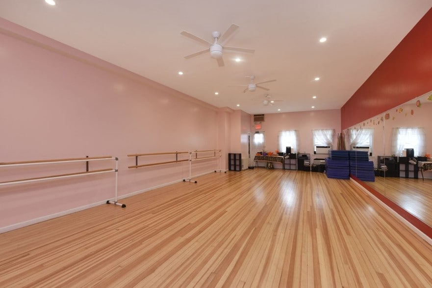 More Photos Of 50 Hillside Ave, Williston Park Storefront For Sale