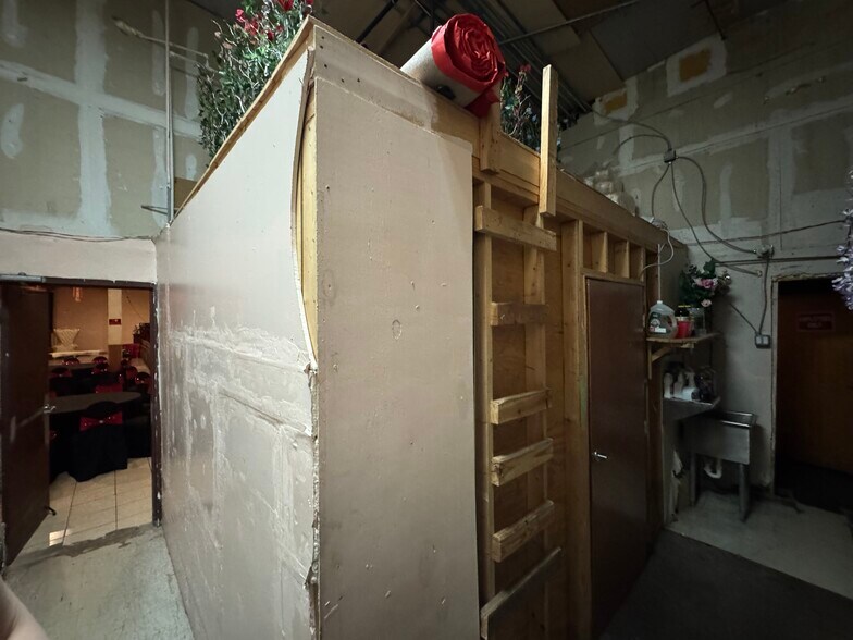 More Photos Of 5115 E Grand Ave, Dallas Showroom For Lease