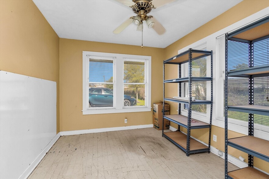 More Photos Of 207 W Montgomery St, Willis Office For Lease