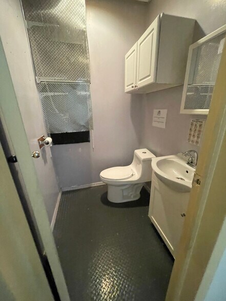 More Photos Of 4716 44th St, Woodside Storefront Retail Office For Lease