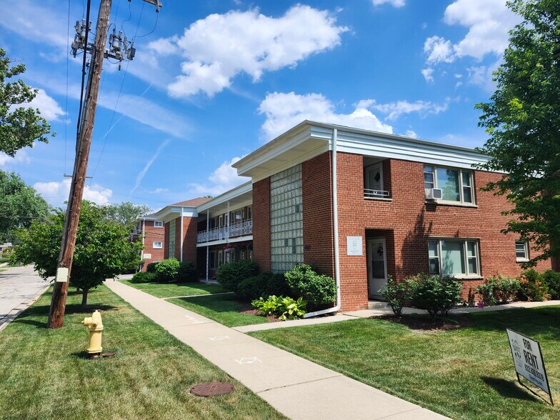 More Photos Of 105 E Grove St, Lombard Apartments For Sale