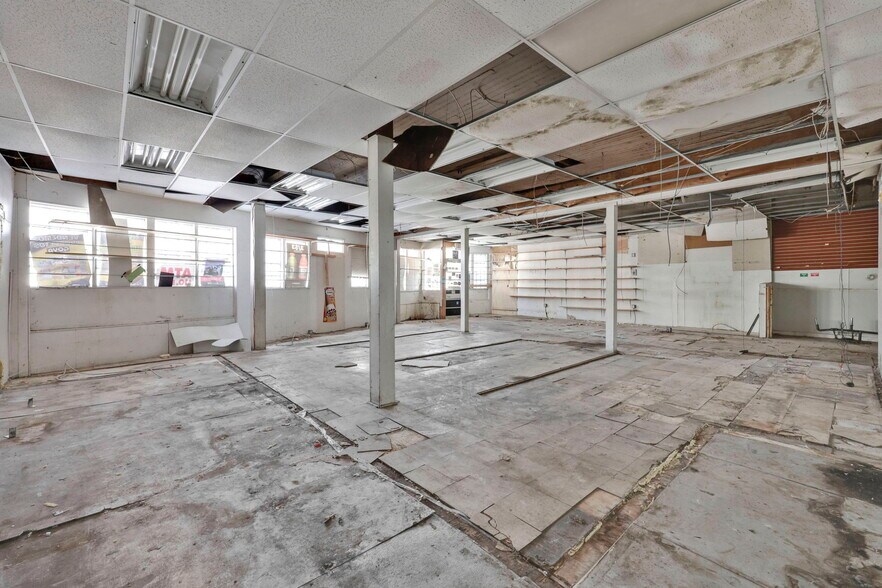 More Photos Of 142 Dickinson St, Springfield Flex For Sale