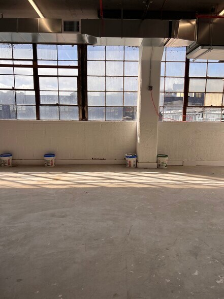 More Photos Of 218 Newell St, Brooklyn Manufacturing For Lease