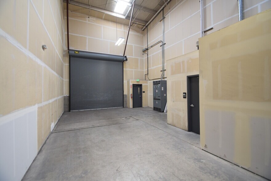 More Photos Of 20495 Murray Rd, Bend Warehouse For Lease