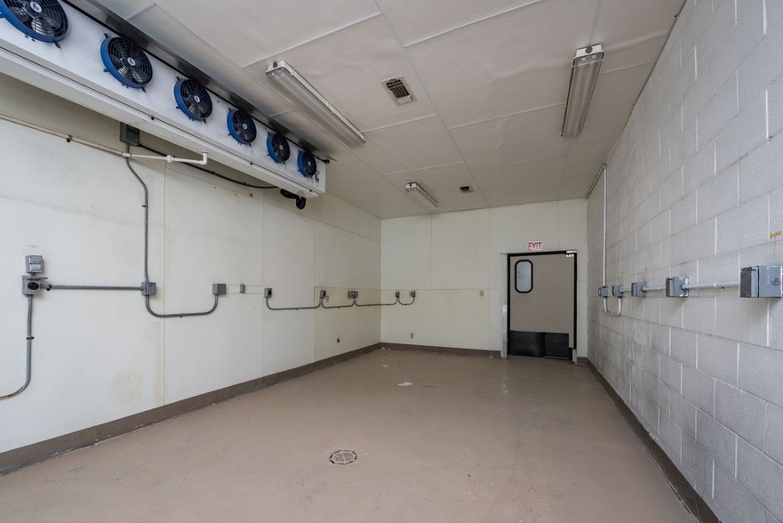 More Photos Of 1815 W Front St, Selma Storefront For Lease