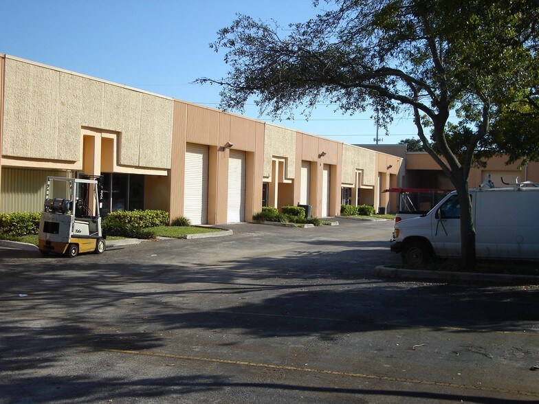 More Photos Of 410-442 S Military Trl, Deerfield Beach Warehouse For Lease