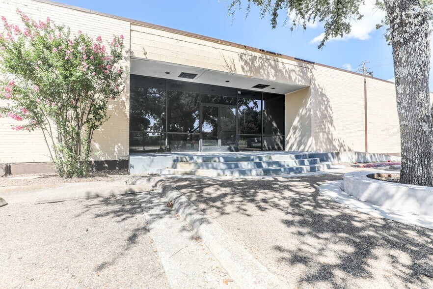 More Photos Of 7471 Marvin D Love Fwy, Dallas General Retail For Sale