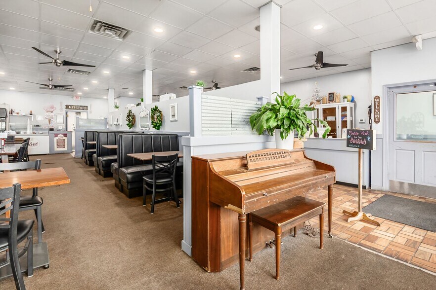 More Photos Of 10 S Park St, Mansfield Storefront Retail Residential For Sale