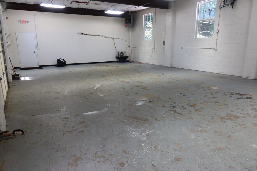 More Photos Of 1612 N Ocean Ave, Holtsville General Retail For Lease