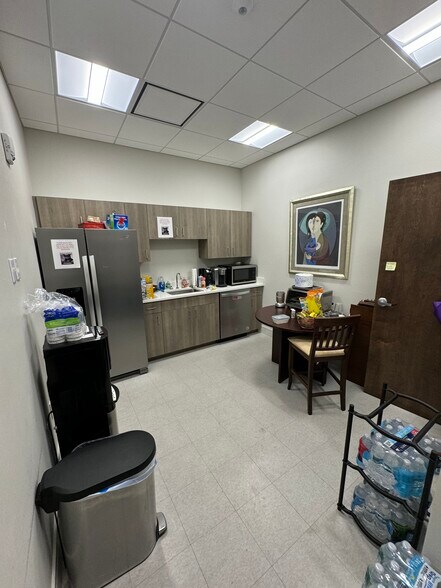 More Photos Of 999 Vanderbilt Beach Rd, Naples Office For Lease