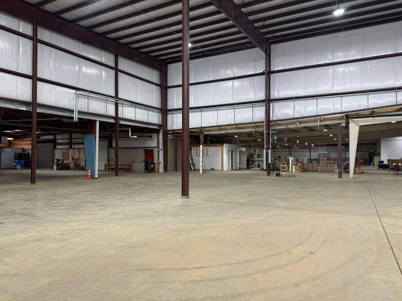 More Photos Of 210 E Lukken Industrial Dr, Lagrange Manufacturing For Lease