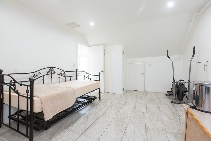 More Photos Of 757 Pier Ave, Santa Monica Office For Sale