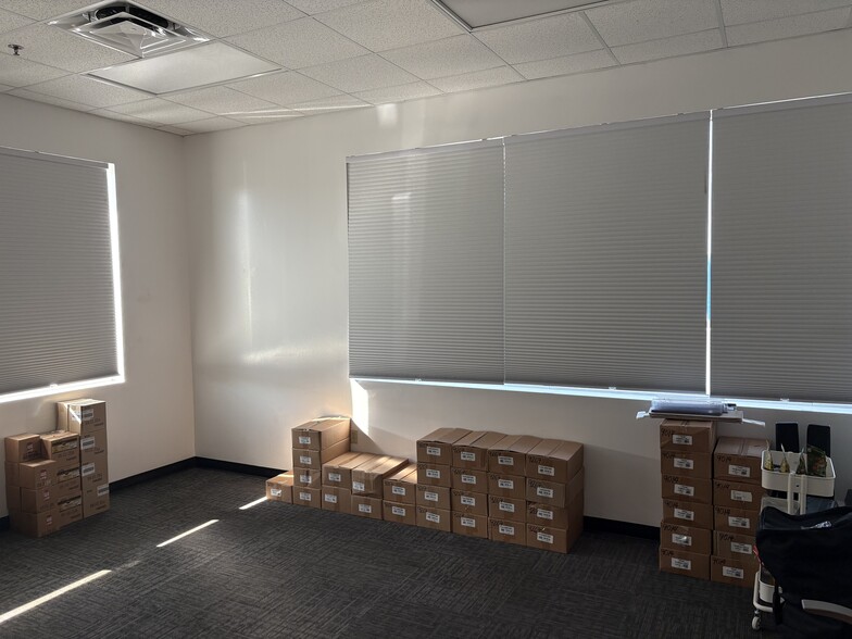 More Photos Of 2420 W Lynx Ln, Orlando Warehouse For Lease