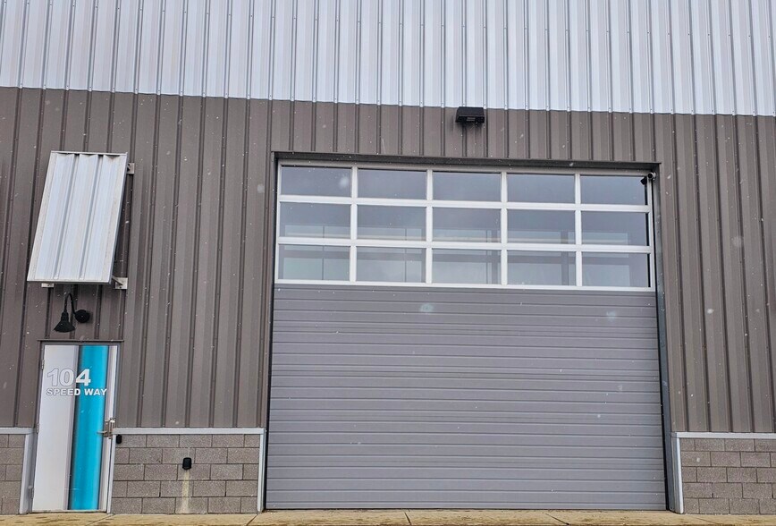 Primary Photo Of 104 E Speed Way, Pontiac Parking Garage For Sale