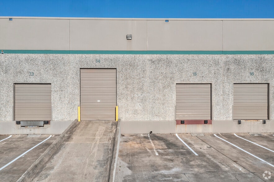 More Photos Of 11441-11461 Hillguard Rd, Dallas Distribution For Lease