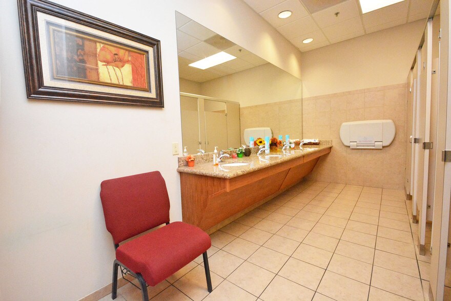 More Photos Of 8955 South Fwy, Houston Schools For Lease