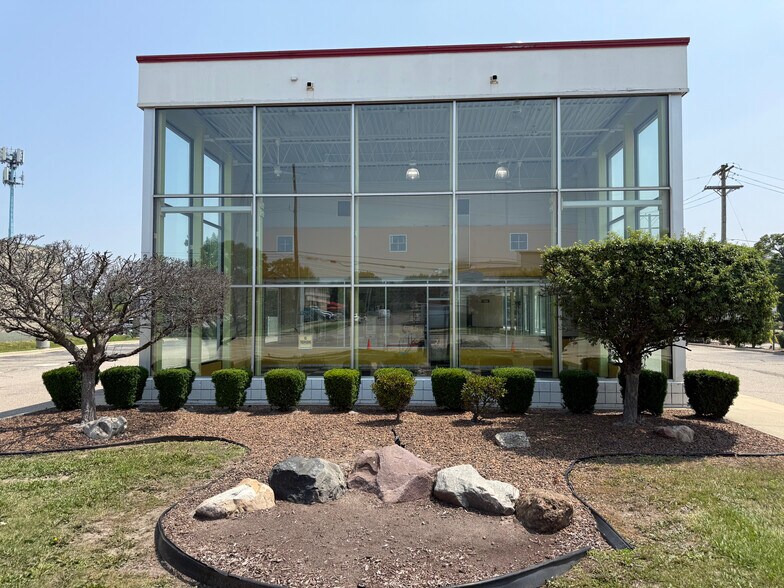 More Photos Of 24020 Orchard Lake Rd, Farmington Hills Fast Food For Lease