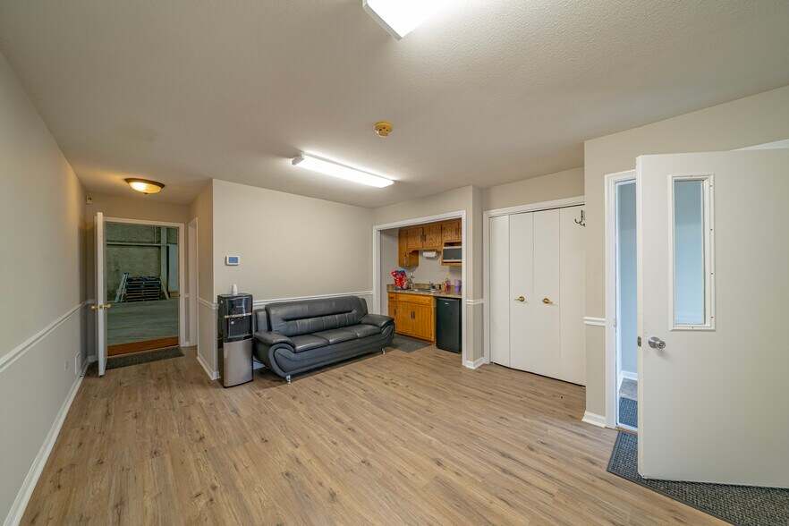 More Photos Of 20604 Burl Ct, Joliet Manufacturing For Sale