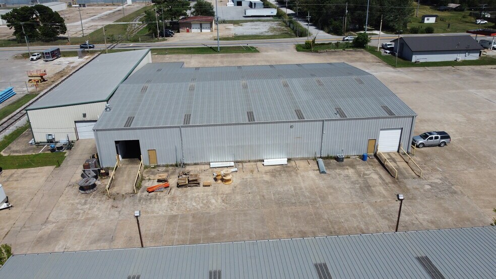 More Photos Of 1201 E Lake Francis Dr, Siloam Springs Warehouse For Lease