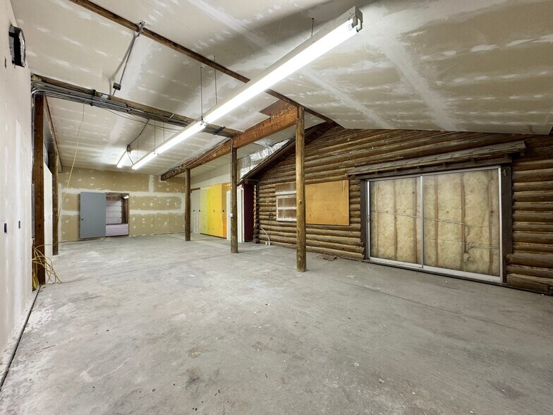 More Photos Of 530 N Broadway Ave, Riverton Mixed Retail For Sale