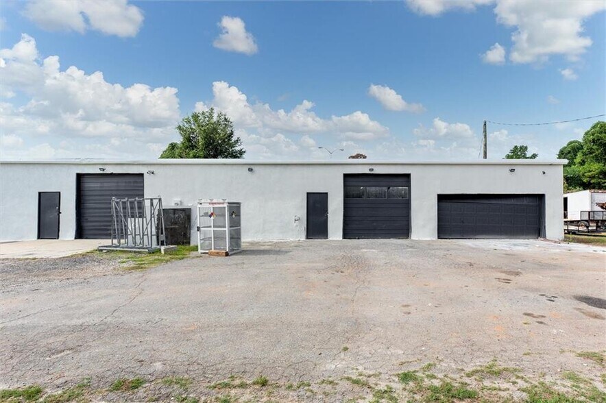 More Photos Of 306 US 123 Byp, Seneca Manufacturing For Lease