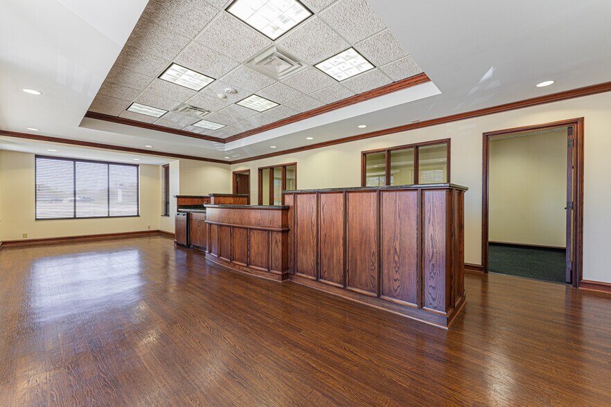 More Photos Of 3550 W Robinson St, Norman Bank For Lease