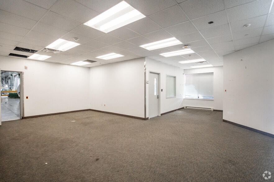 More Photos Of 201 Grumman Rd W, Bethpage Distribution For Lease