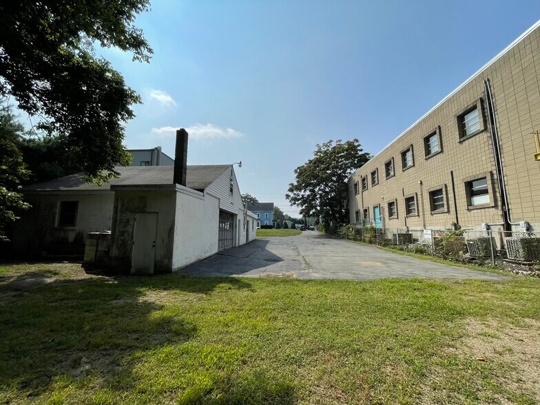 More Photos Of 260 Calvary St, Waltham Light Distribution For Lease