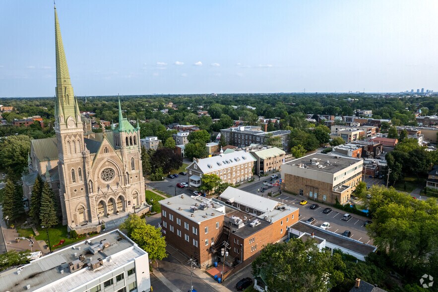 More Photos Of 32 Rue Saint-Charles, Longueuil Office For Lease