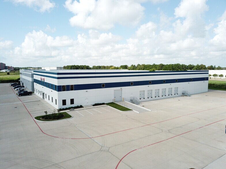 More Photos Of 22745 NW Lake Dr, Houston Distribution For Lease