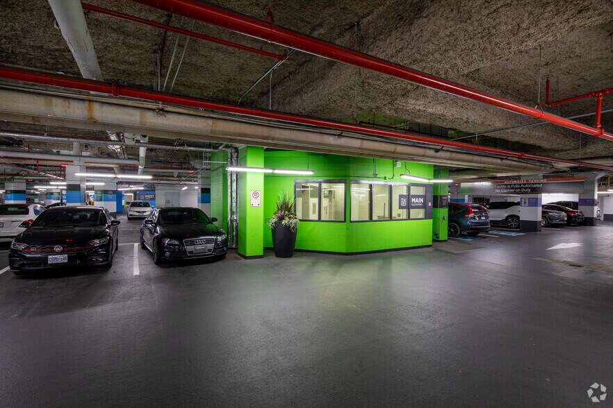 More Photos Of 3280 Bloor St W, Toronto Office For Lease