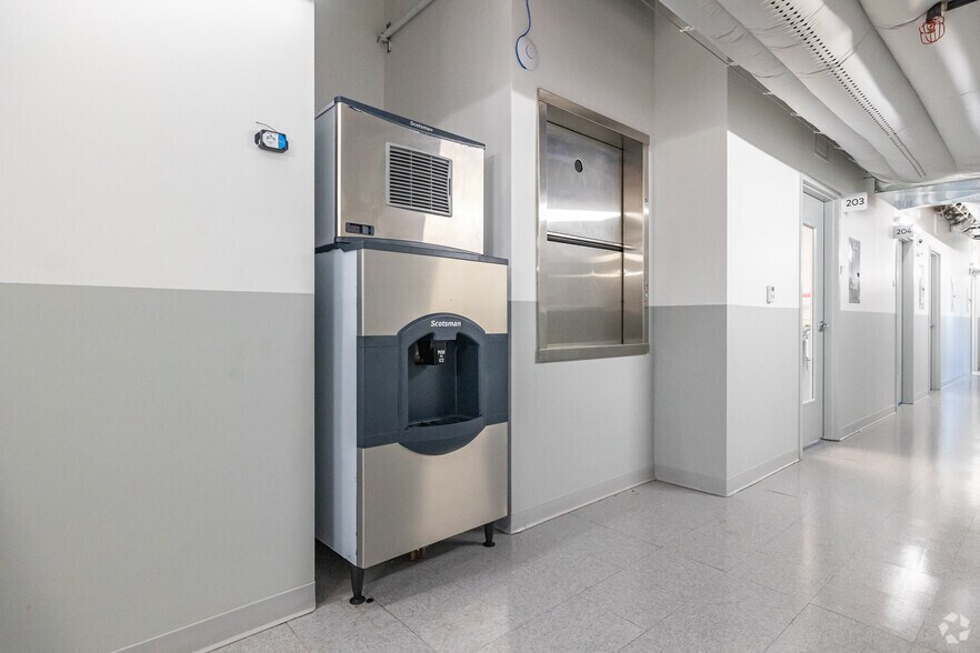 More Photos Of 2426 47th St, Astoria Warehouse For Lease