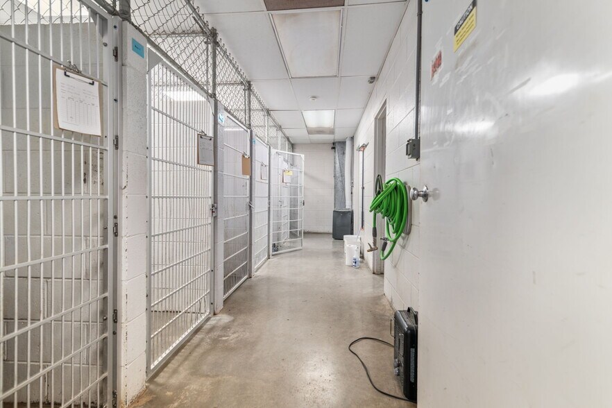 More Photos Of 3431 Waterlick Rd, Lynchburg Veterinarian Kennel For Sale