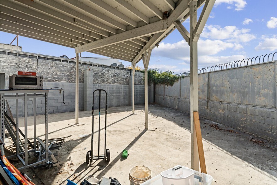 More Photos Of 500 E Willow St, Long Beach General Retail For Sale