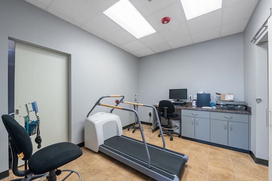 More Photos Of 107 Woodlawn Dr, Friendswood Medical For Sale